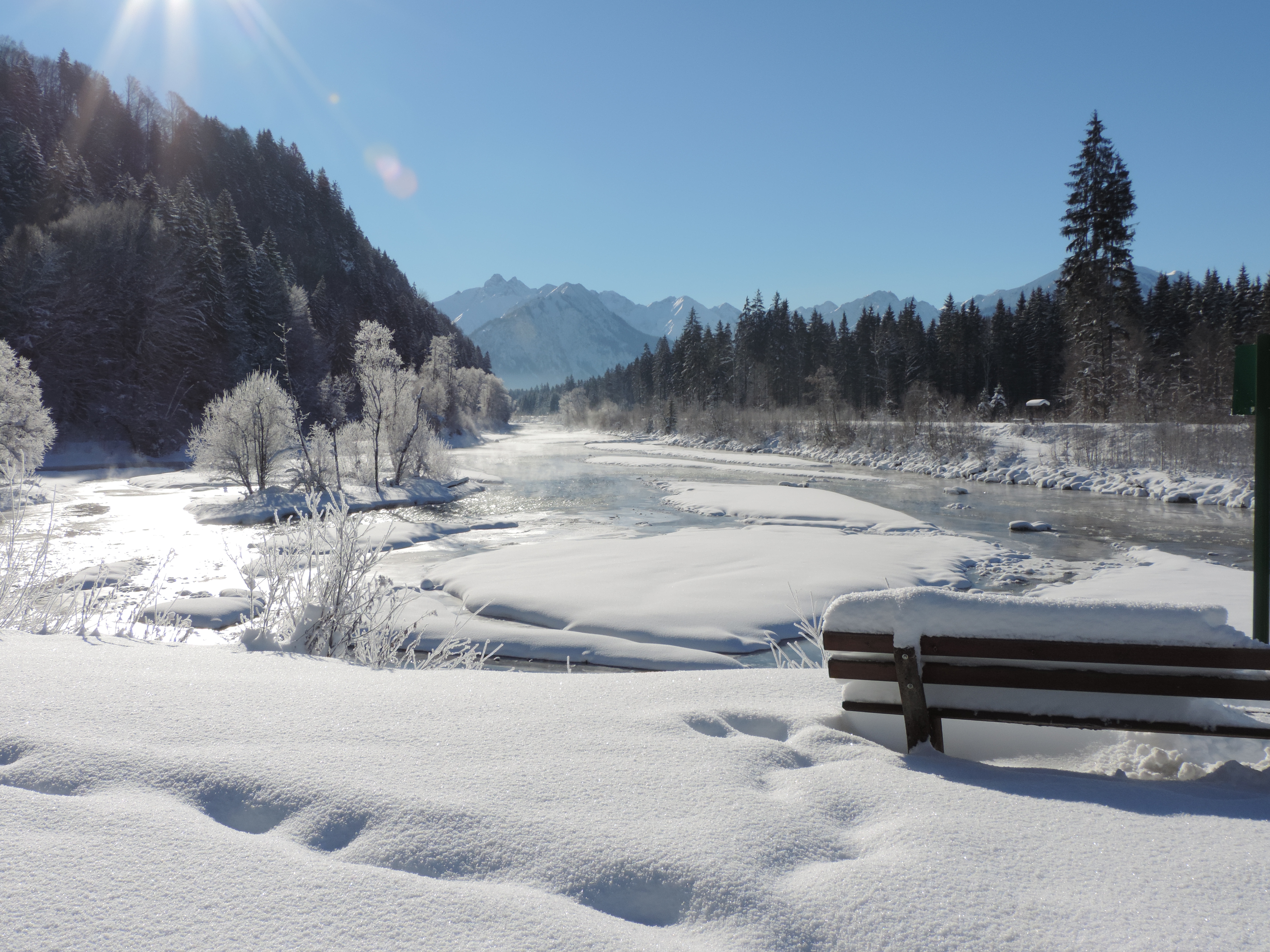 Winterstimmung am Auwaldsee mit Blick auf die Iller